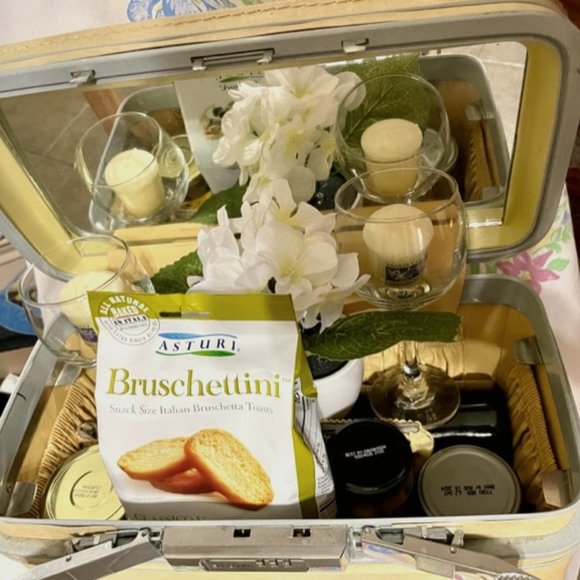 Samsonite Vintage Train Case 1960s Butter Yellow Silhouette Elevated Picnic - Picture 2 of 16